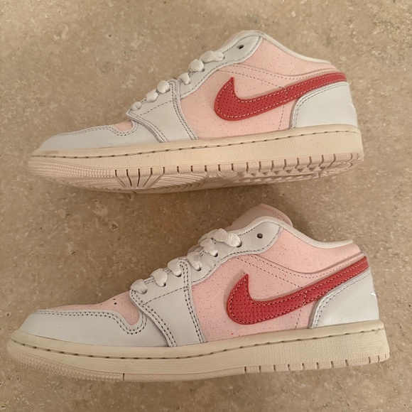 Women's Air Jordan 1 Low SE, size 6.5 in Summit White/Light Soft Pink/Sail/Magic - Picture 1 of 7